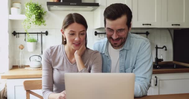 Diz üstü bilgisayarla konuşan çift gelecekteki çevrimiçi ecommerce alımını tartışıyor — Stok video