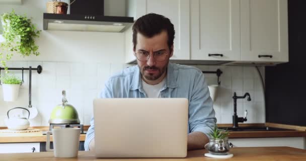 Homem com problemas com laptop se sente irritado devido a perda de dados — Vídeo de Stock