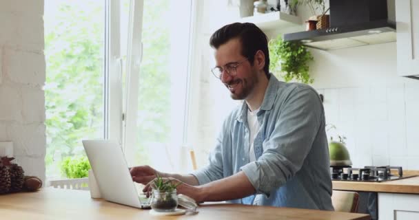 Cara usando laptop conversando em rede social com amigos — Vídeo de Stock