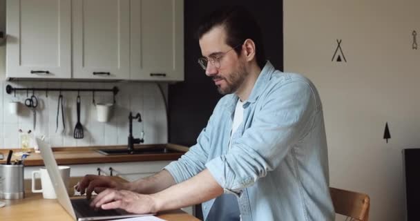 素晴らしいニュースを受信するコンピュータを使用して男は幸せな気分 — ストック動画