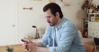 Genç adam akıllı telefon uygulaması kullan Arkadaşına sesli mesaj bırak