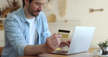 İnternet üzerinden bilgisayar ve kredi kartı verilerini kullanan bir adam