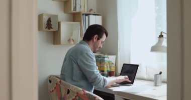 İşadamı evrak işleriyle uğraşan özet gelir tablosu üzerinde çalışıyor