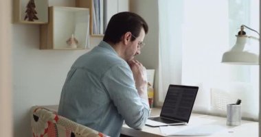 Dizüstü bilgisayar kontrol metni kullanan adam rapor düzeltmeleri yapar