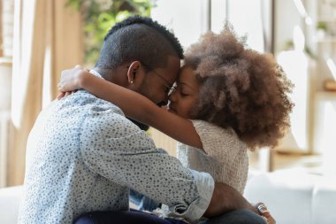 Mutlu çift ırklı baba ve küçük kız kucaklaşması