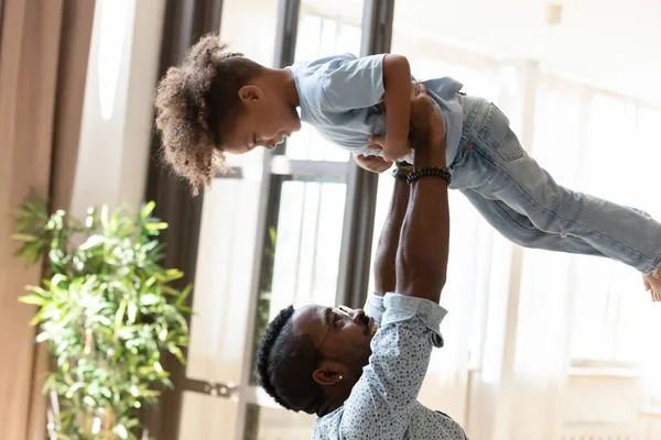 Gelukkige biracial vader spelen thuis met kleine zoon — Stockfoto