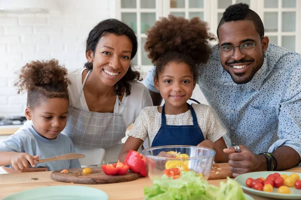 Retrato de familia birracial feliz con niños cocinan juntos — Foto de Stock