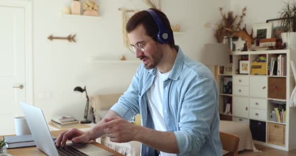 Empresario en auriculares hablando con socio de negocios por videollamada — Vídeo de stock