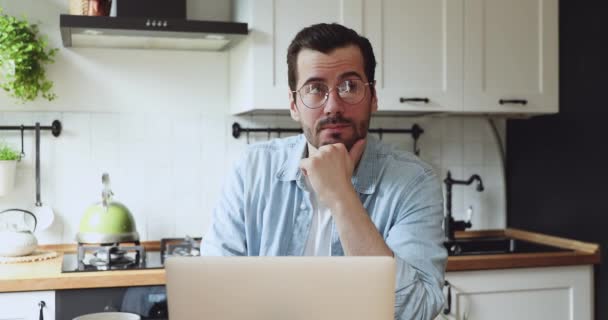 Pozorný chlap pracovat na notebooku myšlení zamyšlení otázka zvážit nápad — Stock video