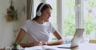 Öğrenci kız ve arkadaşı lise ödevlerini videoya alarak yapıyorlar.