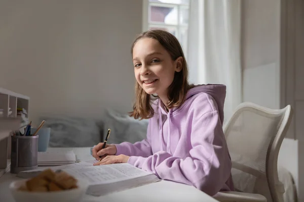 Capul împușcat portret zâmbind adolescentă care studiază acasă — Fotografie, imagine de stoc