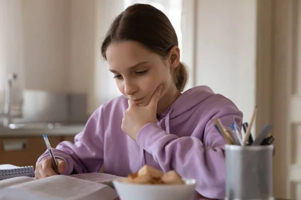 Close-up serieus gericht tiener meisje studeren thuis — Stockfoto