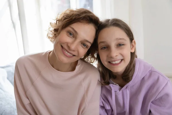 Retrato de tiro na cabeça sorrindo bela mãe e filha adolescente — Fotografia de Stock