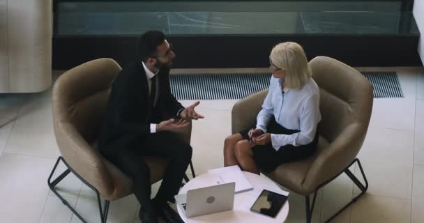 Arabic businessman handshaking mature businesswoman thanking for collaboration — Stock Video