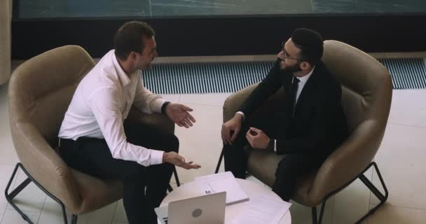 オフィスミーティングで握手をする多様なビジネスパートナー — ストック動画