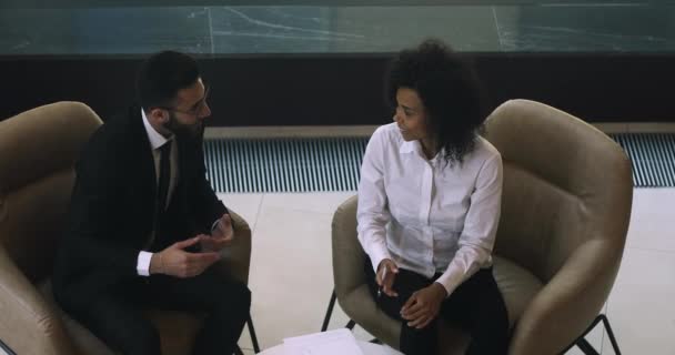 Šťastný muž arabský manažer mluví potřesení rukou africké žena klienta — Stock video