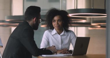 Kadın Afrikalı broker danışmanı Arap erkek istemciye danışıyor