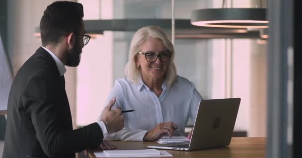 Zufriedene Kollegen diskutieren bei Treffen über Online-Projekt — Stockvideo