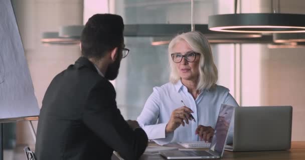 Щаслива зріла бізнес-леді і арабський бізнесмен веде переговори рукостискання на зустрічі — стокове відео