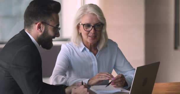 Velho gerente profissional feminino consultoria cliente árabe homem de negócios — Vídeo de Stock