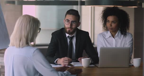 Jóvenes africanos y árabes hr managers entrevistando caucásico viejo solicitante — Vídeos de Stock