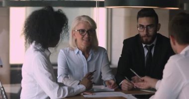 Çok ırklı grup toplantısında işbirliği yapan çeşitli yönetici gruplar