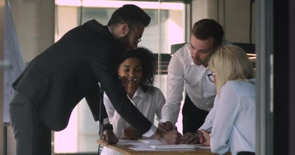 Diversos colegas do sexo masculino feliz dar alta cinco durante a reunião de grupo — Vídeo de Stock