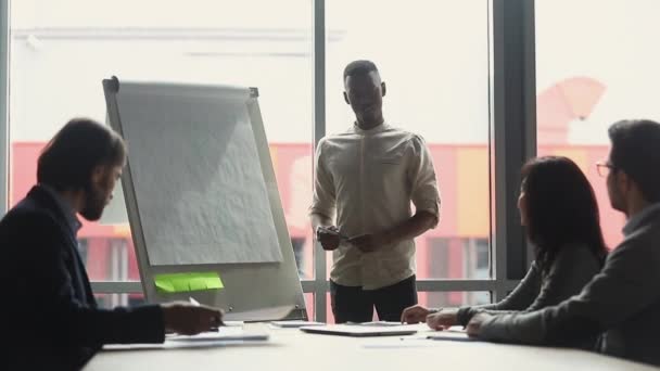 Afrikanischer Konferenzredner hält Whiteboard-Vortrag bei Büroseminar — Stockvideo