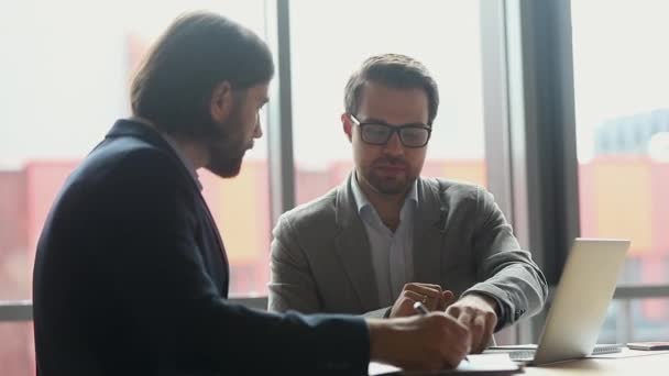 Abogado profesional consulta inversor cliente sobre contrato financiero en reunión — Vídeos de Stock