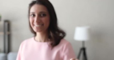 Yeni evin anahtarlarını gösteren bir kadın eli.