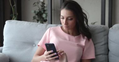 Hintli genç kadın akıllı telefon internet iletişimini kullanarak boş zaman harcıyor