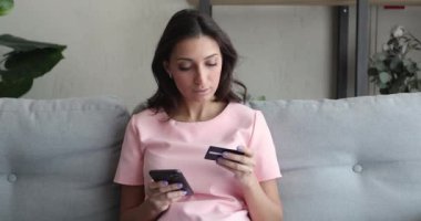 Hintli kadın kredi kartı kullanıyor. Ödeme sorunları olan bir telefon kullanıyor.