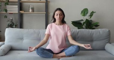 Hindistan 'da meditasyon yapan kadın koltukta lotus pozisyonunda oturuyor.