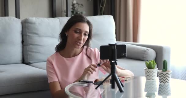 Maquilleuse fille record sur smartphone vlog parler correcteur — Video