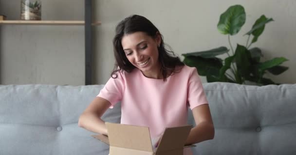 Inderin bereitet Paketkasten für den Versand an Verwandte vor — Stockvideo