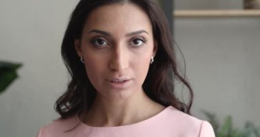 Kameraya bakıp gülen kendine güvenen Hintli kızın yakın portresi