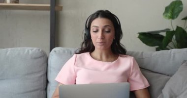Hintli kadın öğretmen video aracılığıyla iletişim kuran dizüstü bilgisayarla kulaklık takıyor