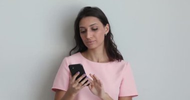 Hintli bir kadın cep telefonu kullanıyor. SMS okuyor. İnanılmaz mutlu hissediyor.
