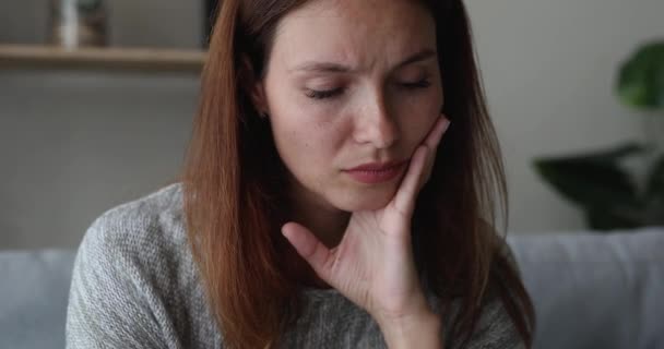 Närbild visa frustrerad desperat kvinna sitta på soffan och tänker — Stockvideo