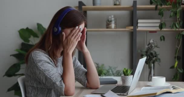 Traurige Frau am Schreibtisch fühlt sich nach langem Studium müde — Stockvideo