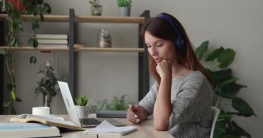 Öğrenci kız, arkadaşlarıyla üniversite sınavlarına videoyla hazırlanıyor.