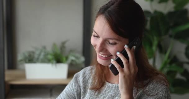 Femme tenant smartphone profiter informelle conversation à distance avec un ami — Video