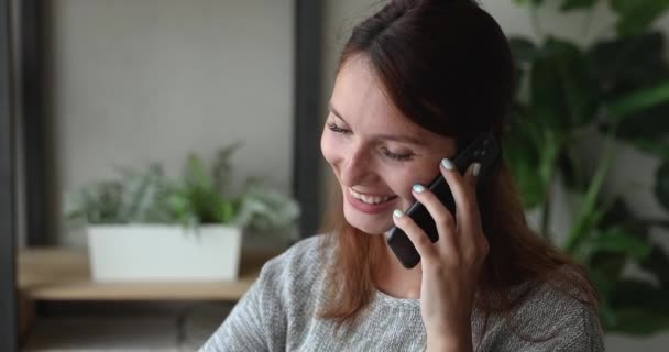 Akıllı telefon tutan kadın arkadaşınla gayri resmi konuşmanın keyfini çıkar. — Stok video