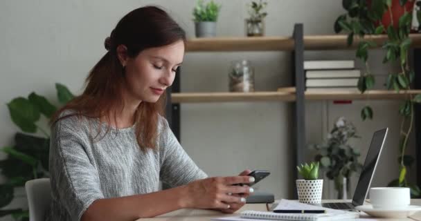 Kvinna använda smartphone chatta med vän genom budbärare ansökan — Stockvideo