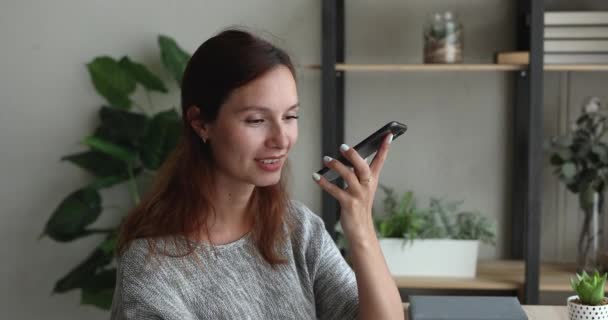 Žena pomocí smartphone mluvit s přítelem na reproduktoru — Stock video