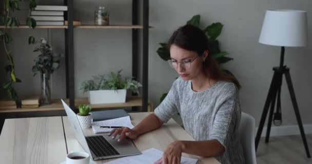 La mujer de negocios se quita las gafas se siente cansada después del uso prolongado del portátil — Vídeos de Stock