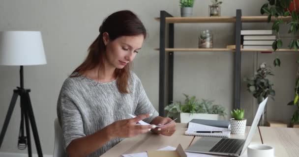 Vrouw neemt brief van enveloppe lees groot nieuws voelt zich gelukkig — Stockvideo