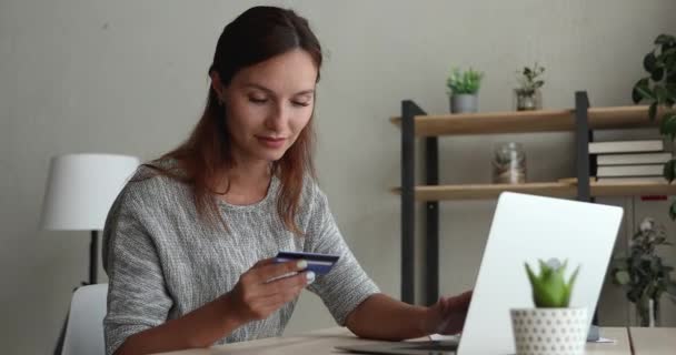 Donna seduta alla scrivania con carta di credito laptop effettua il pagamento — Video Stock