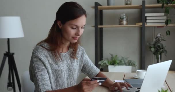 Žena drží karty používat notebook s platební problémy cítí stres — Stock video