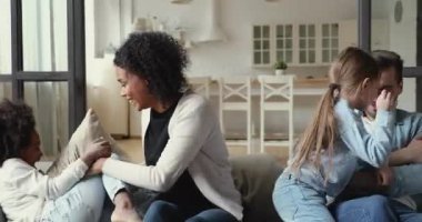 Coşkulu genç melez çift, çok ırklı çocuklarla oynuyor..